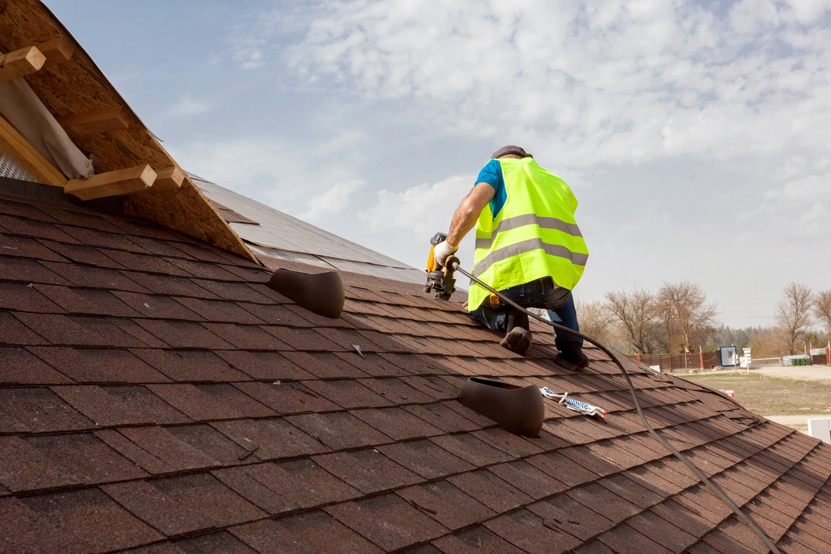 toledo contractors installing roof in ohio